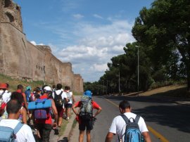 camminando sotto
le mura di Roma
(15845 bytes)